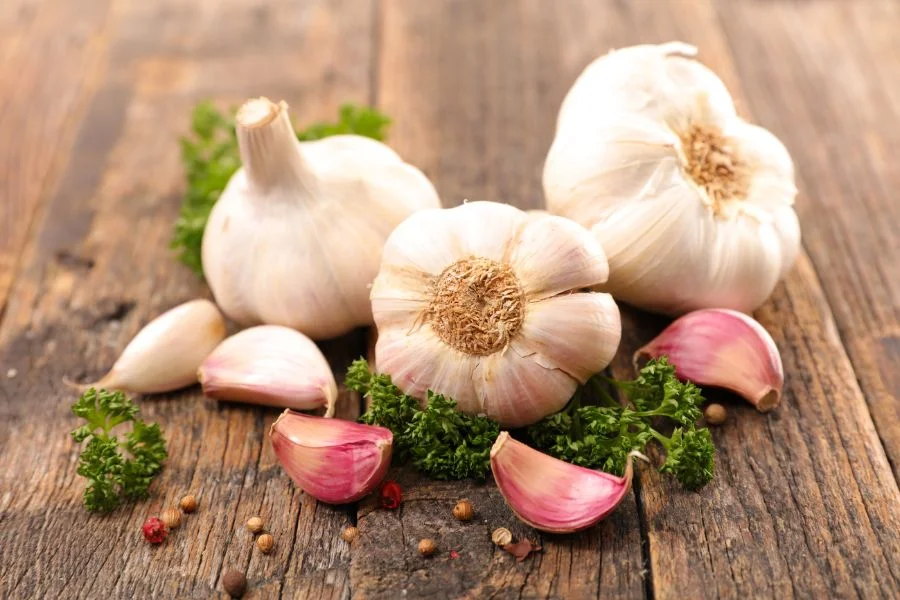 use garlic to treat a toothache