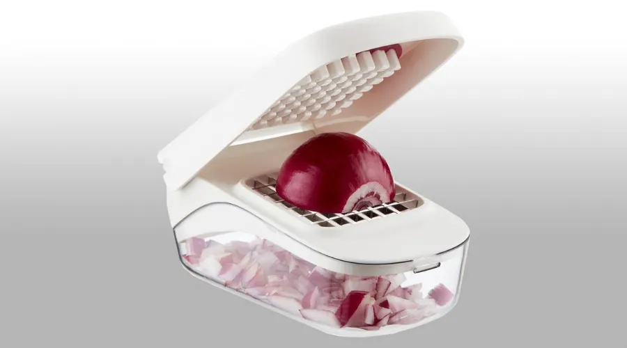 Good grips vegetable chopper with easy-pour opening