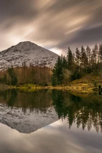 montanas-en-el-bosque-reflejadas